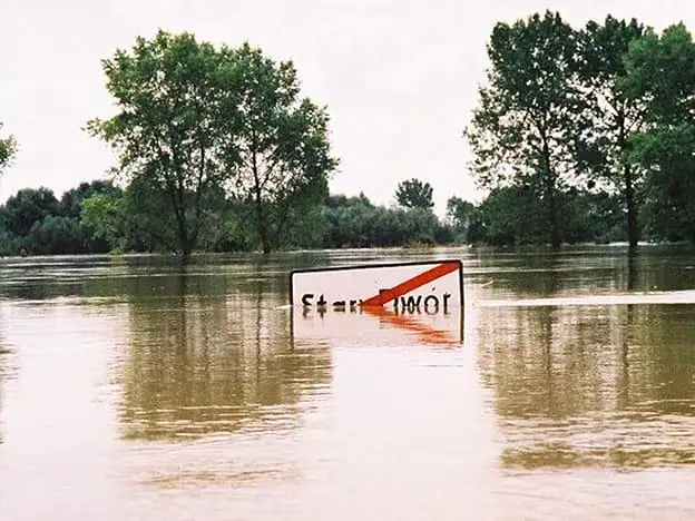 Überflutete Straße nach Starkregen - Hochwasserschutz wird immer wichtiger