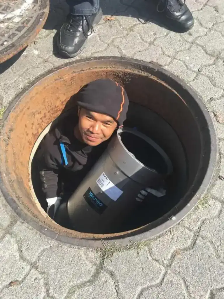 WaStop Rückschlagventil wird von Taucher im Schacht installiert