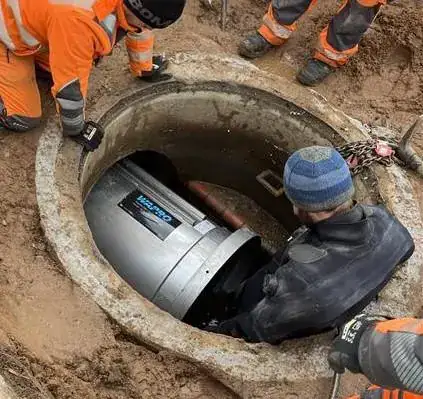 WaStop Rückschlagventil wird von Taucher im Schacht installiert